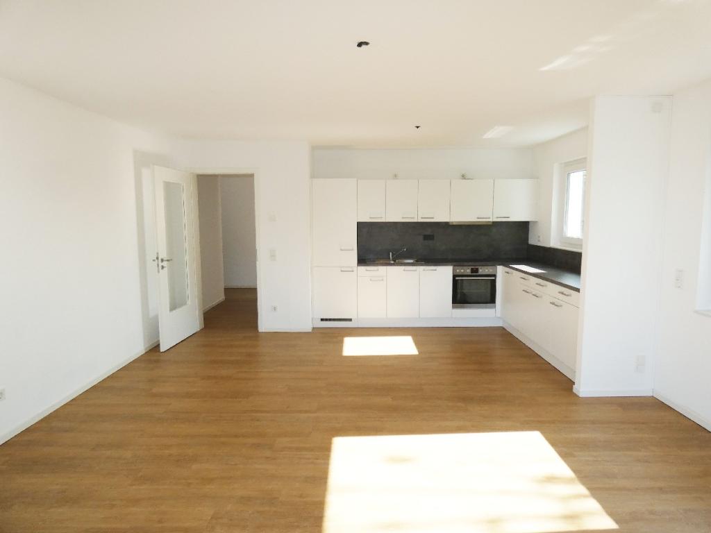 Modern geschnittene 4-Zimmer-Wohnung mit Einbauküche und Aufzug - Photo 4