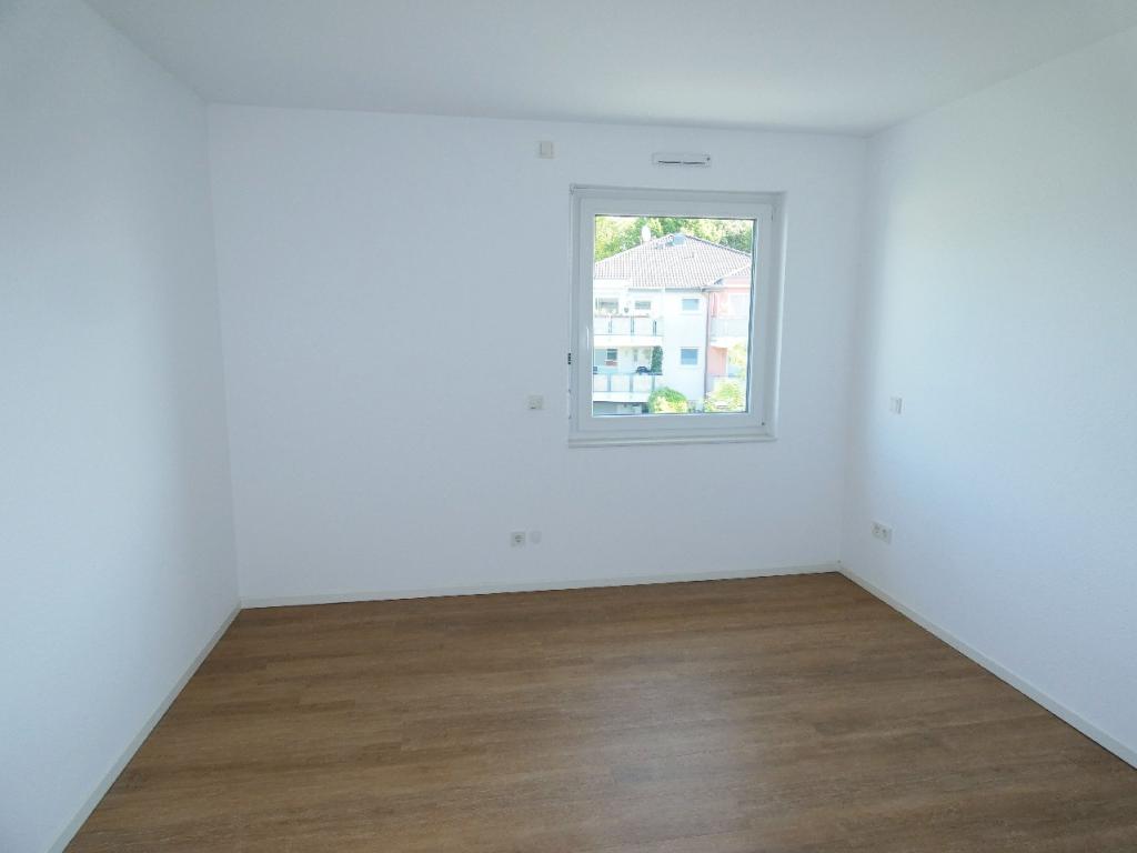 Modern geschnittene 4-Zimmer-Wohnung mit Einbauküche und Aufzug - Photo 2
