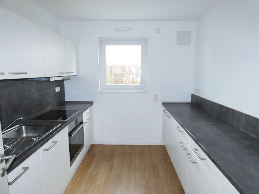 Moderne 4-Zimmer-Dachgeschoss-Wohnung mit Einbauküche und Aufzug - Foto 3
