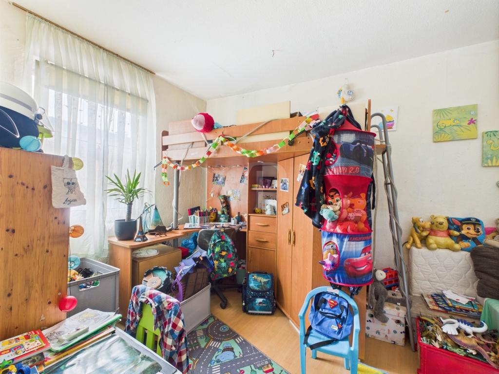 Unsanierte Haushälfte rechts: Kinderzimmer OG