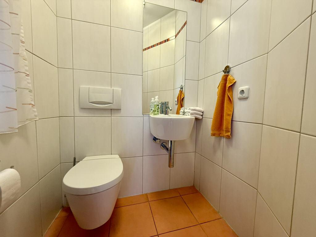 Erdgeschoss: Gäste-WC mit Fenster