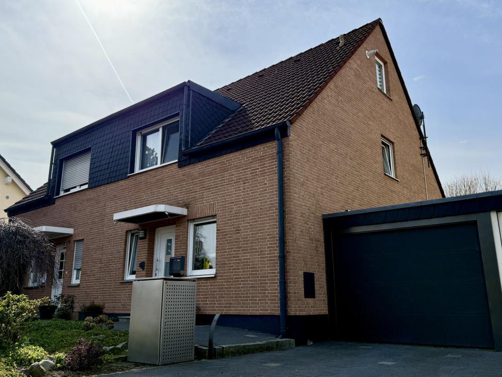 Frontansicht Haus mit Garage