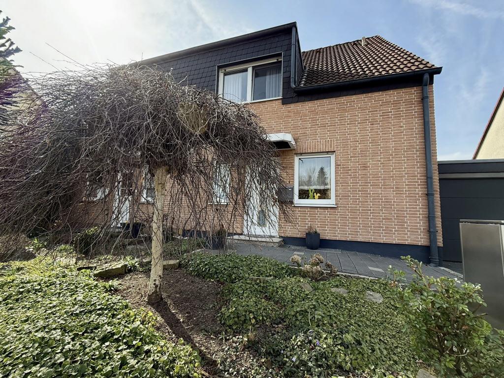 Frontansicht Haus mit Vorgarten