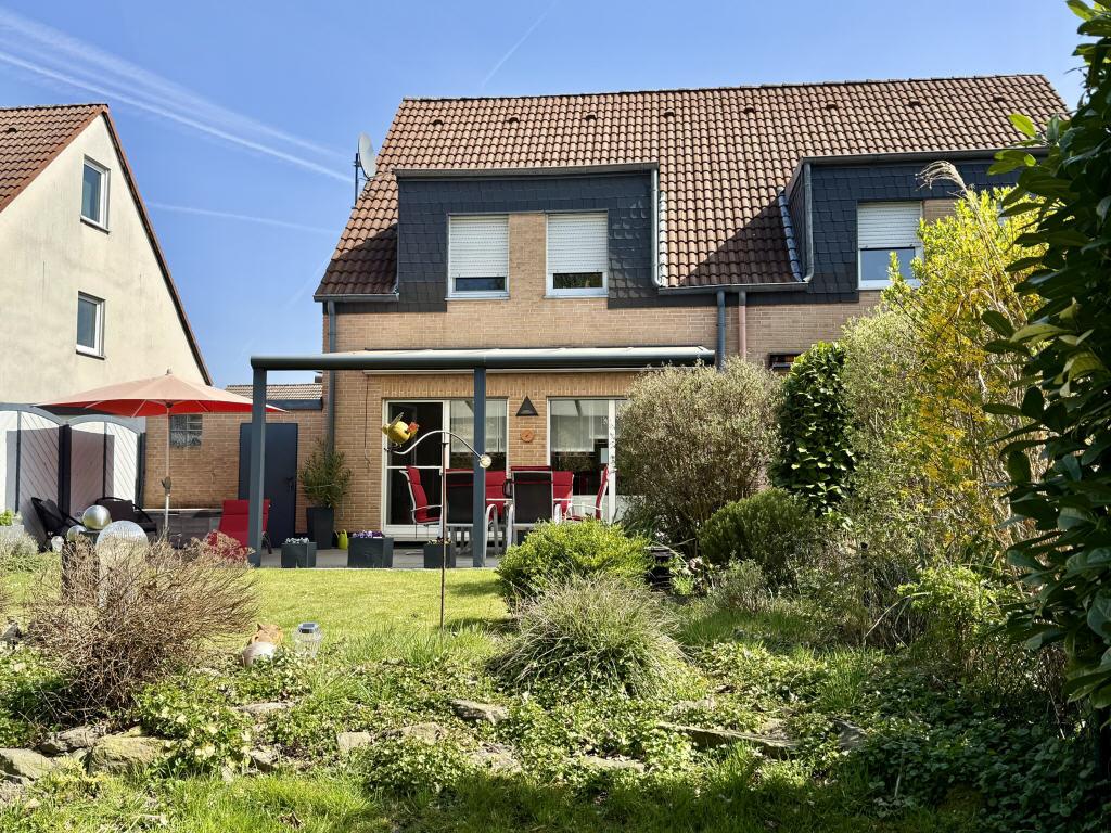 Rückansicht Haus mit Terrasse und Garten