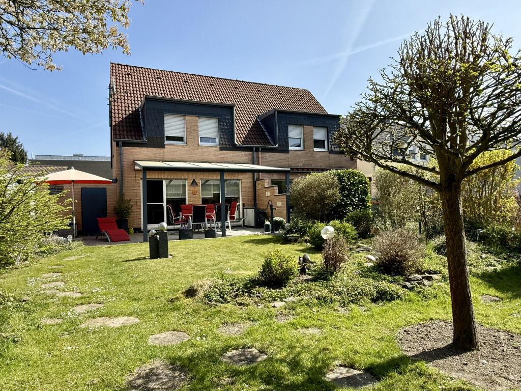 Rückansicht Haus mit Terrasse und Garten