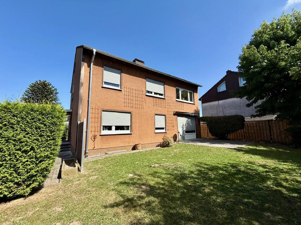 Ansicht Wohnhaus mit Terrasse und Garten