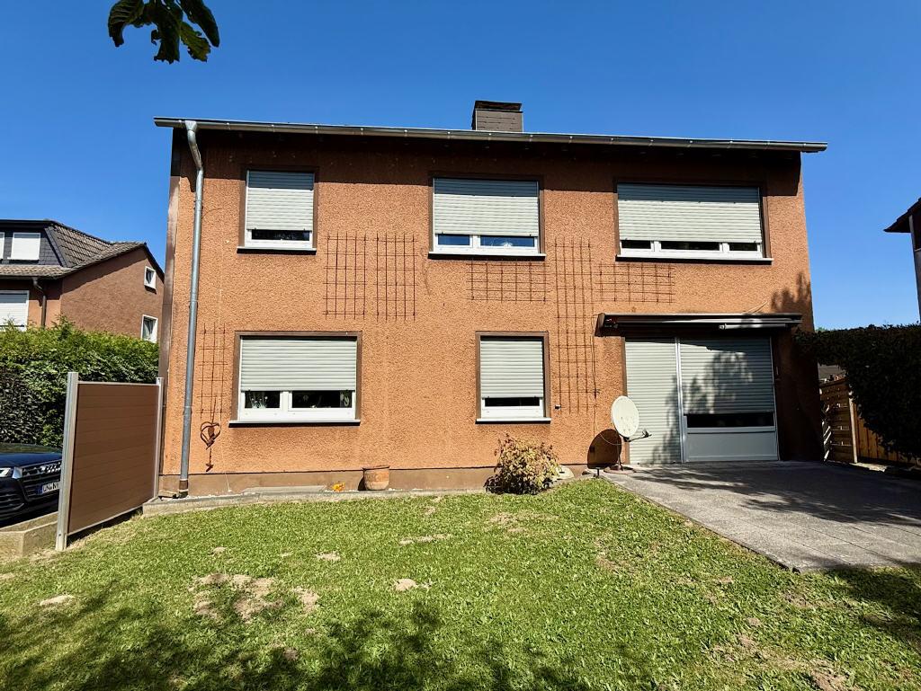 Ansicht Wohnhaus mit Terrasse und Garten