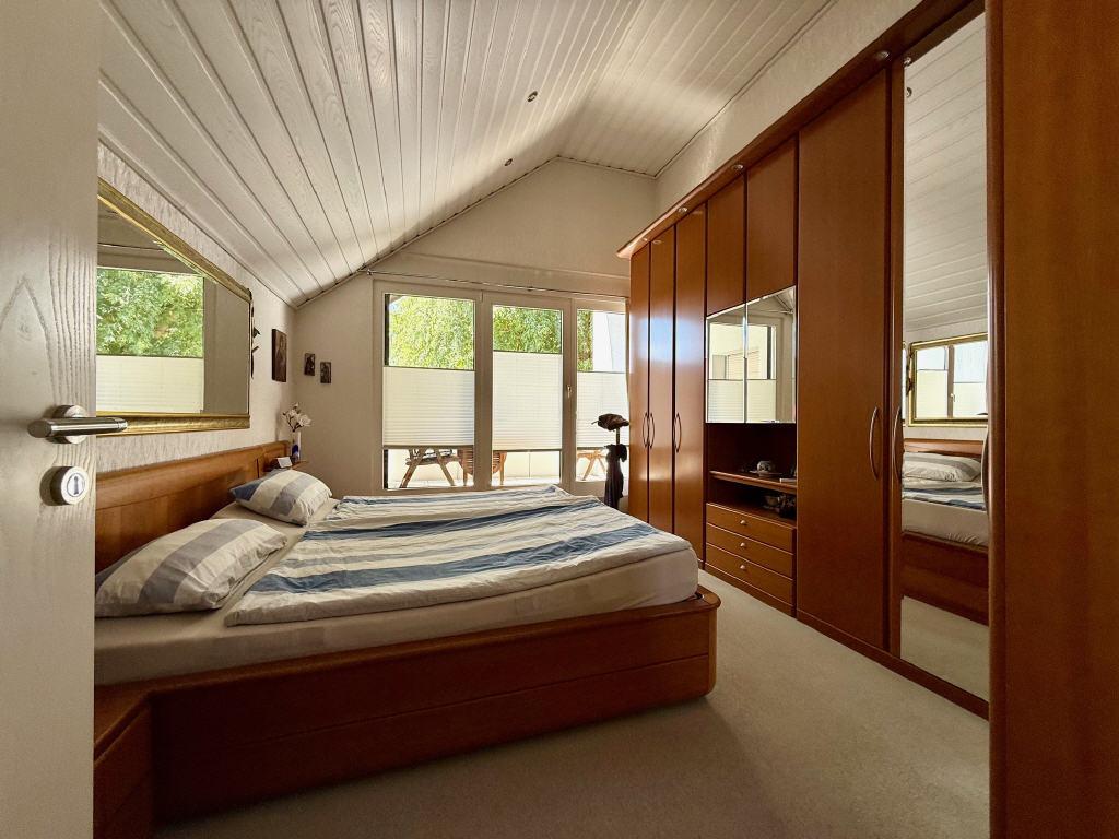 Obergeschoss: Elternschlafzimmer mit Loggia