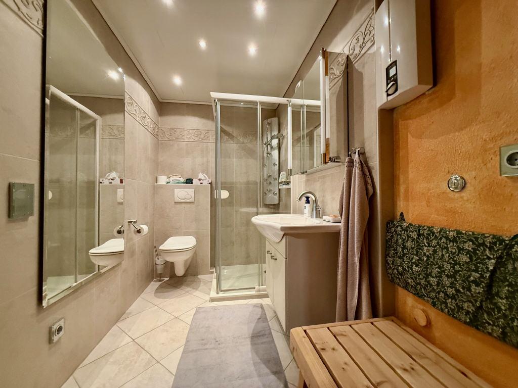 Einliegerwohnung: Duschbad mit Sauna