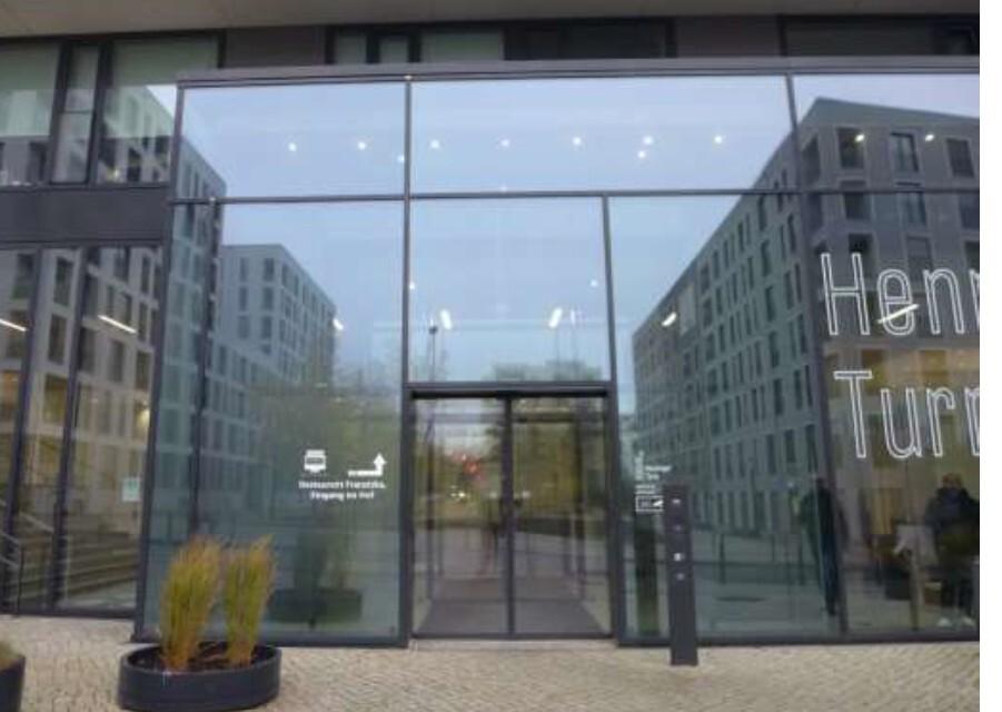 Eingang zum Wohnturm