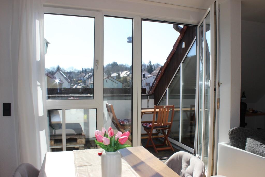 Wohnbereich mit Zugang zum Balkon
