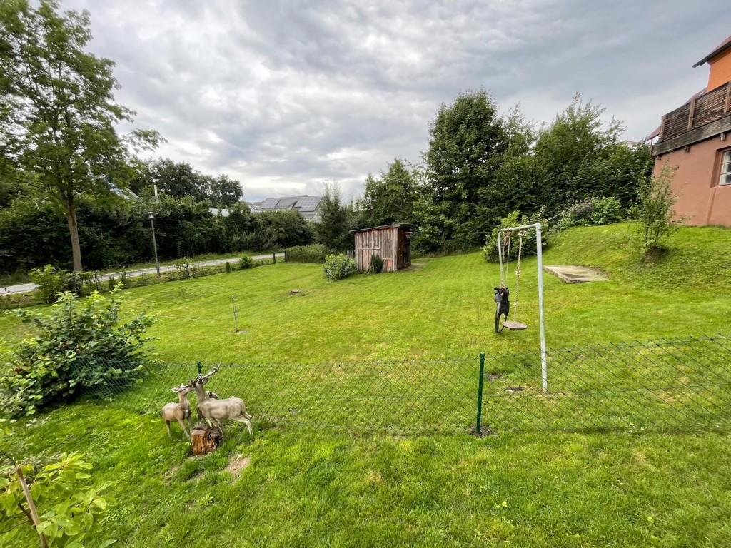 Außenansicht mit Garten