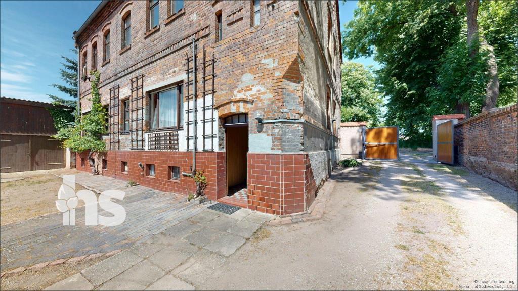 Einfahrt und Hof