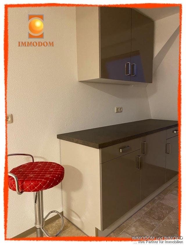 2-Zimmer-Dachwohnung mit EINBAUKÜCHE und Personenaufzug zu vermieten! - Photo 1