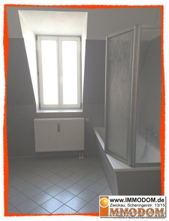 Bad mit Wanne und Fenster