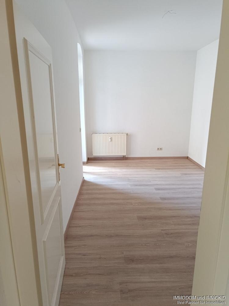 Schön geschnittene 3-Zimmer-Wohnung mit EINBAUKÜCHE, Personenaufzug, BALKON und Gäste-WC zu vermieten! - Foto 1