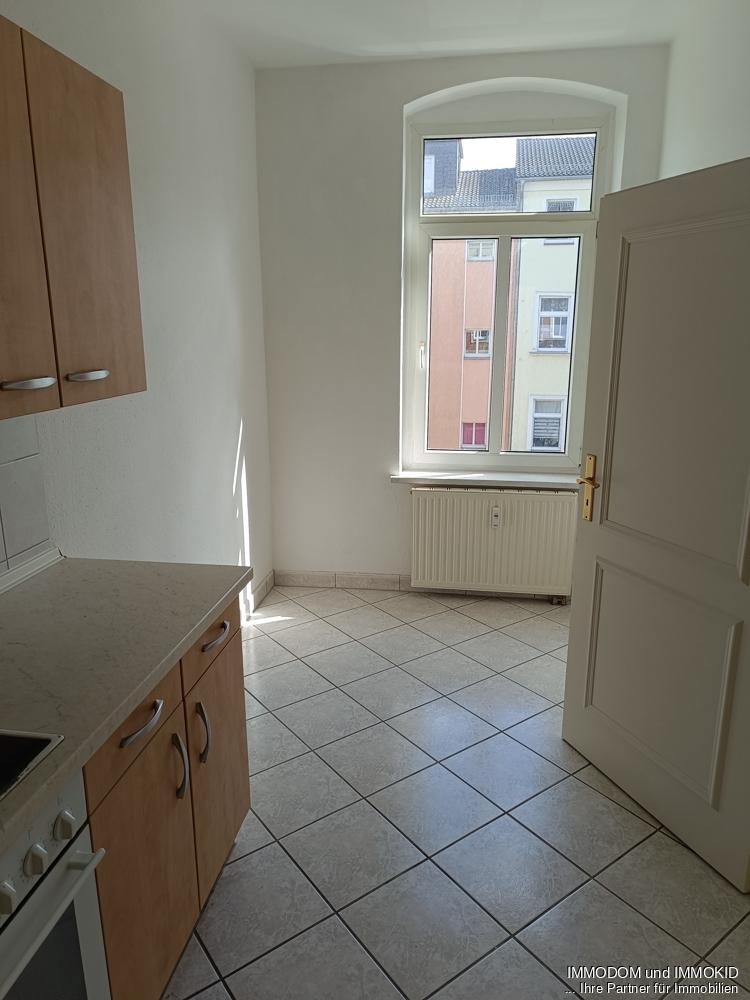 Schön geschnittene 3-Zimmer-Wohnung mit EINBAUKÜCHE, Personenaufzug, BALKON und Gäste-WC zu vermieten! - Foto 4