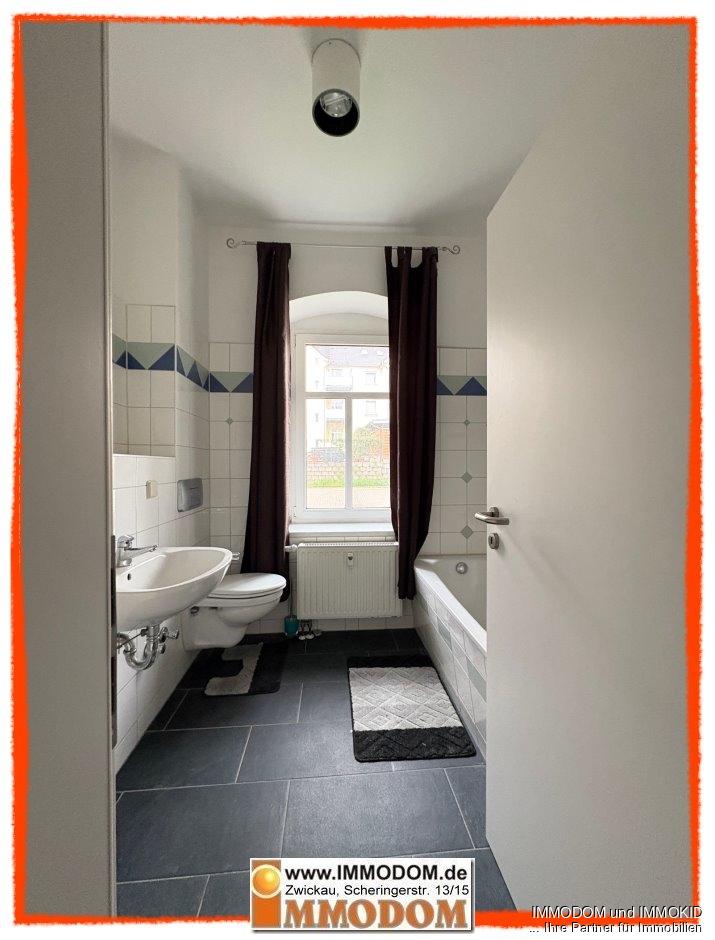 Bad mit Wanne und Fenster