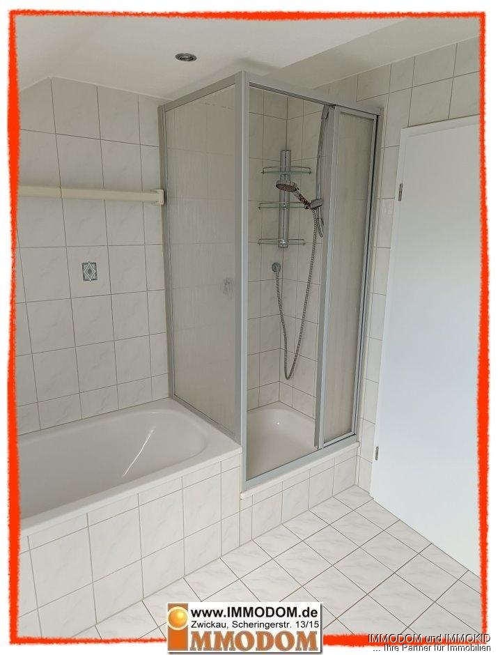 3-Zimmer-Dachgeschoss Wohnung mit BALKON, PKW-Stellplatz und offener Küche im Wohnzimmer zu vermieten! - Photo 2