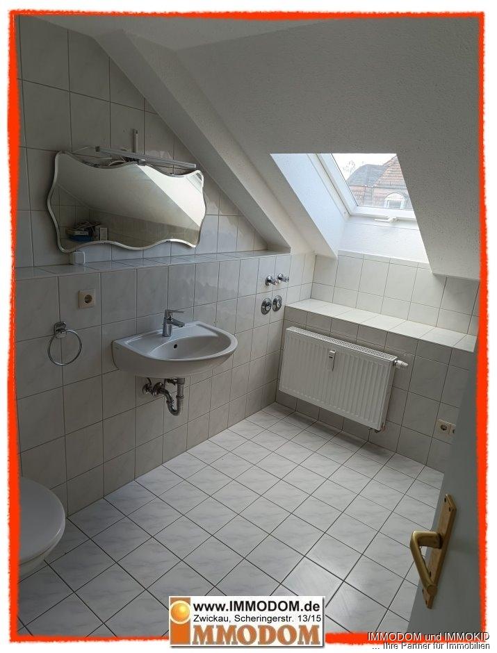 3-Zimmer-Dachgeschoss Wohnung mit BALKON, PKW-Stellplatz und offener Küche im Wohnzimmer zu vermieten! - Photo 1