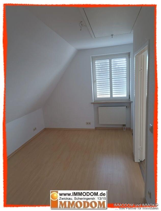 2-Zimmer-Dachgeschosswohnung mit EINBAUKÜCHE in Zwickau-Zentrum zu vermieten! - Photo 1