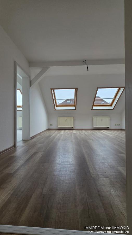 3-Zimmer-Dachgeschoss-Wohnung, mit neuer EINBAUKÜCHE, zu vermieten! - Photo 1