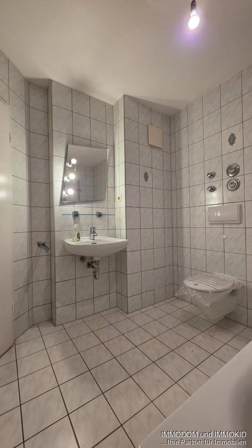 3-Zimmer-Dachgeschoss-Wohnung, mit neuer EINBAUKÜCHE, zu vermieten! - Photo 4