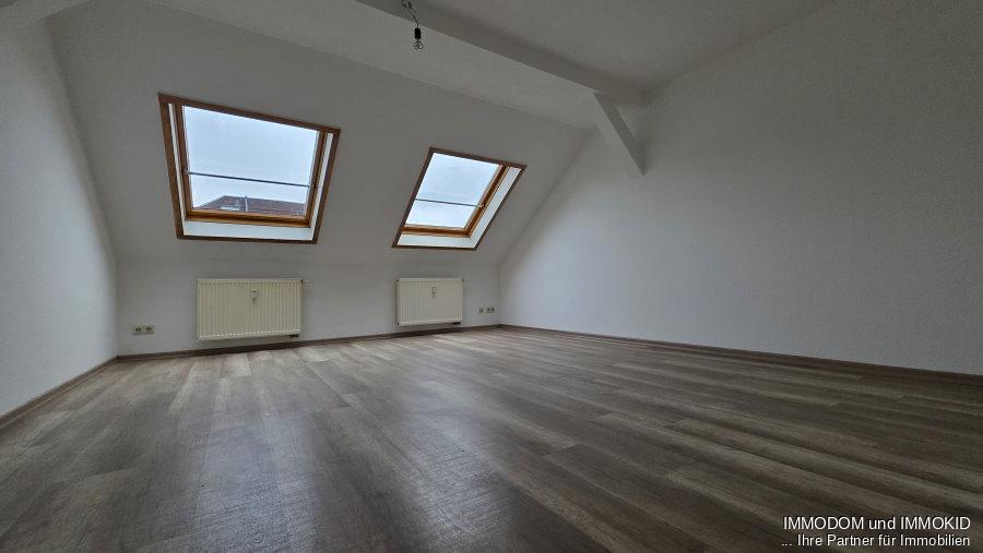 3-Zimmer-Dachgeschoss-Wohnung, mit neuer EINBAUKÜCHE, zu vermieten! - Photo 2