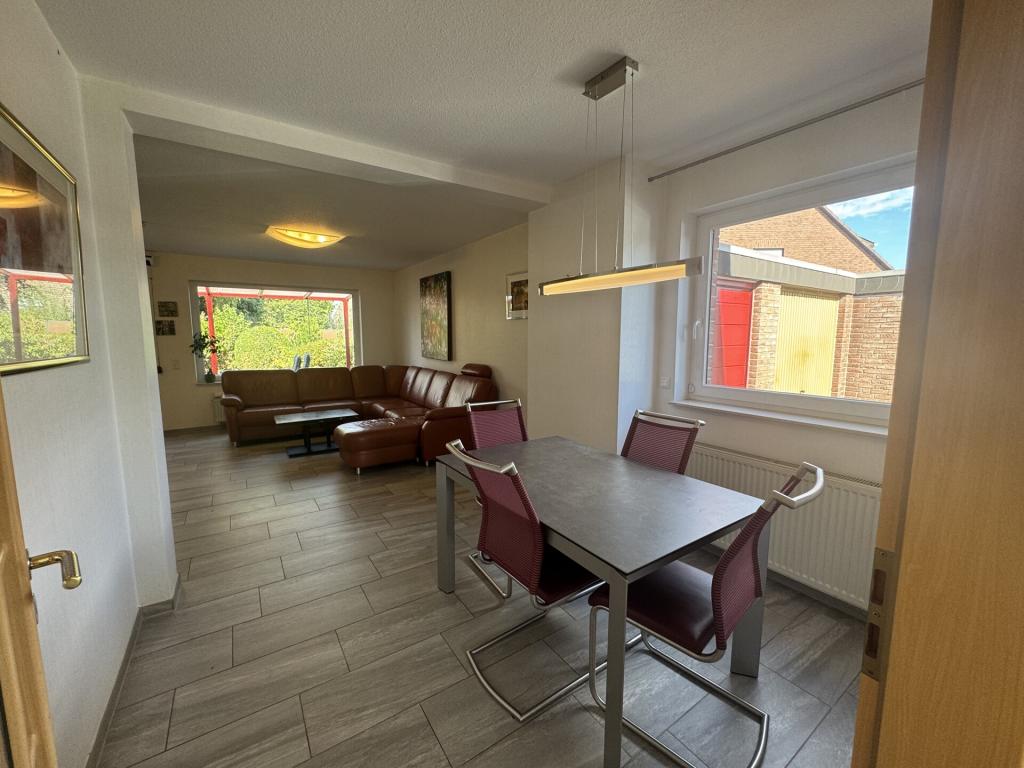 Viel Platz für die Familie – Doppelhaushälfte mit Garten und Garage - Photo 1