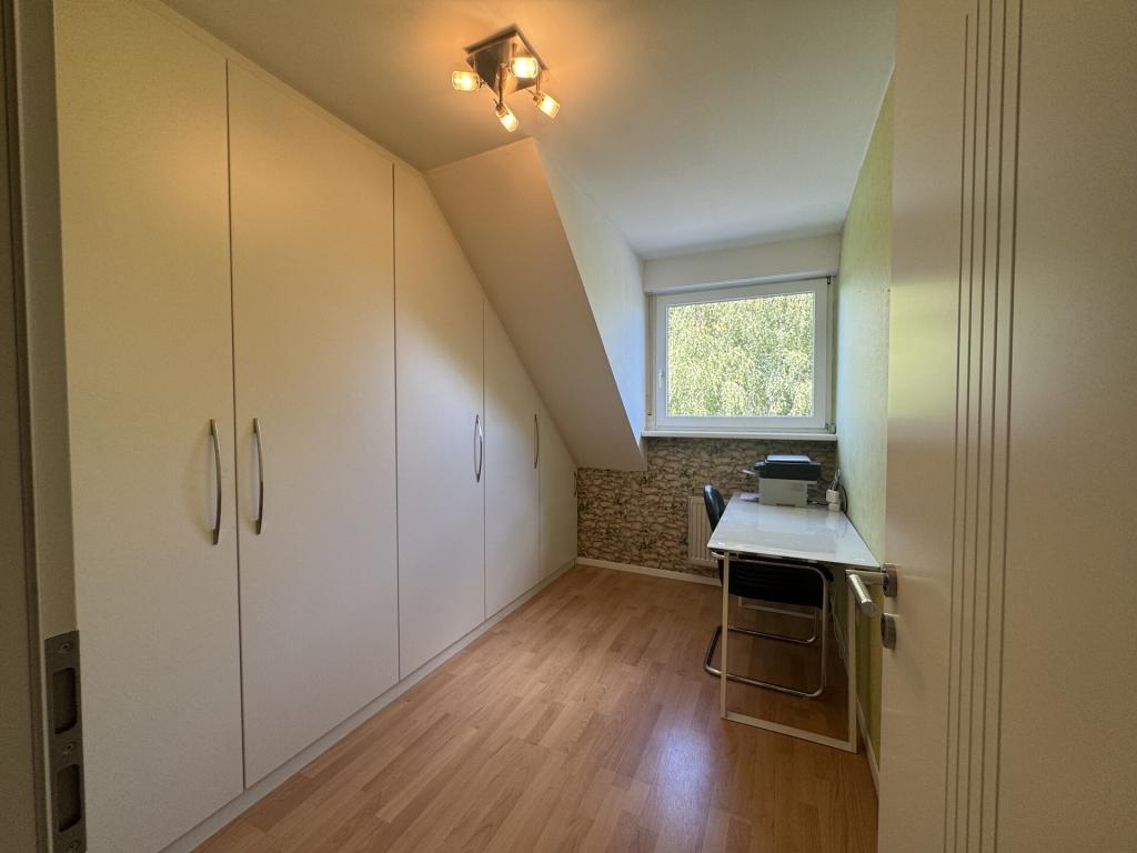 Viel Platz für die Familie – Doppelhaushälfte mit Garten und Garage - Photo 5