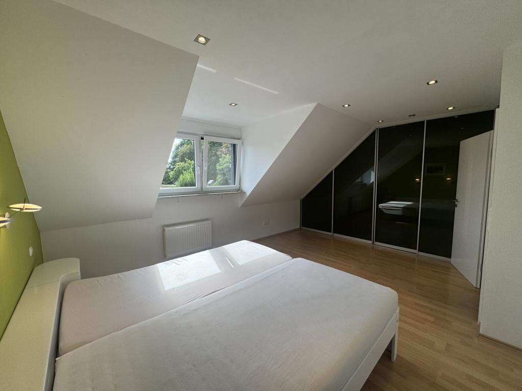 Viel Platz für die Familie – Doppelhaushälfte mit Garten und Garage - Photo 1