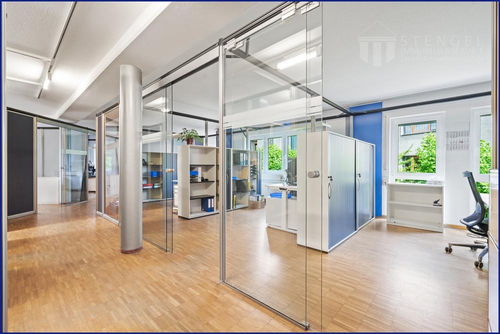 Hochwertige helle Arbeitsplätze
