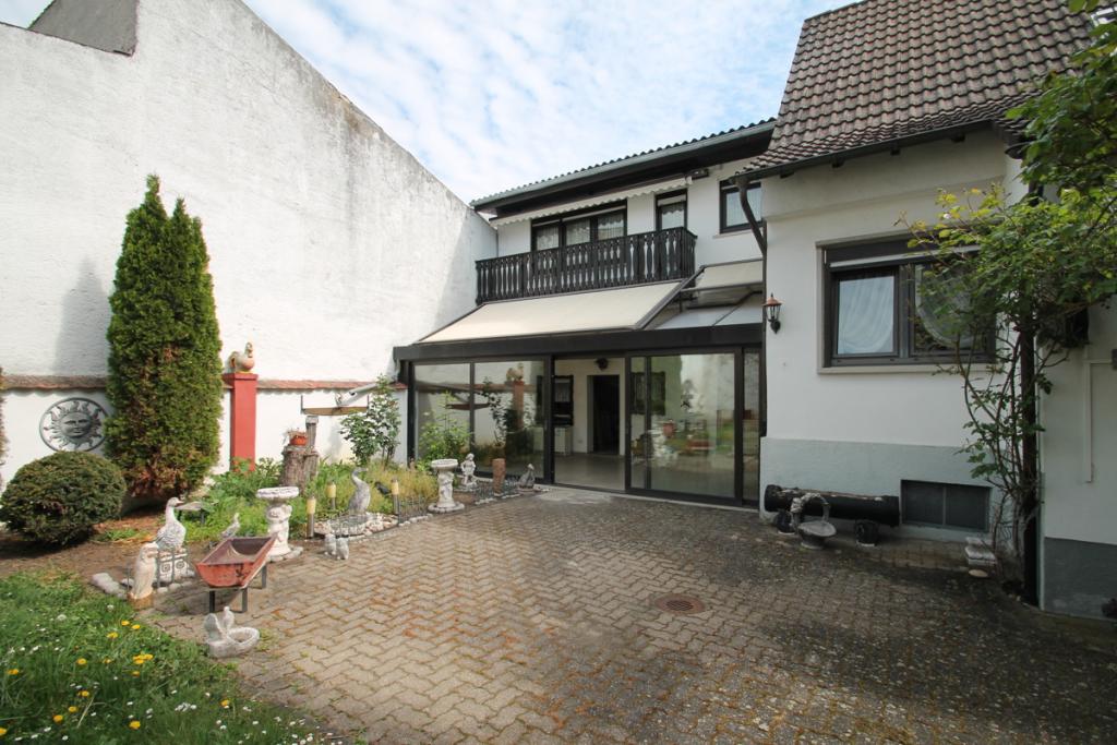 Hof mit Wintergarten