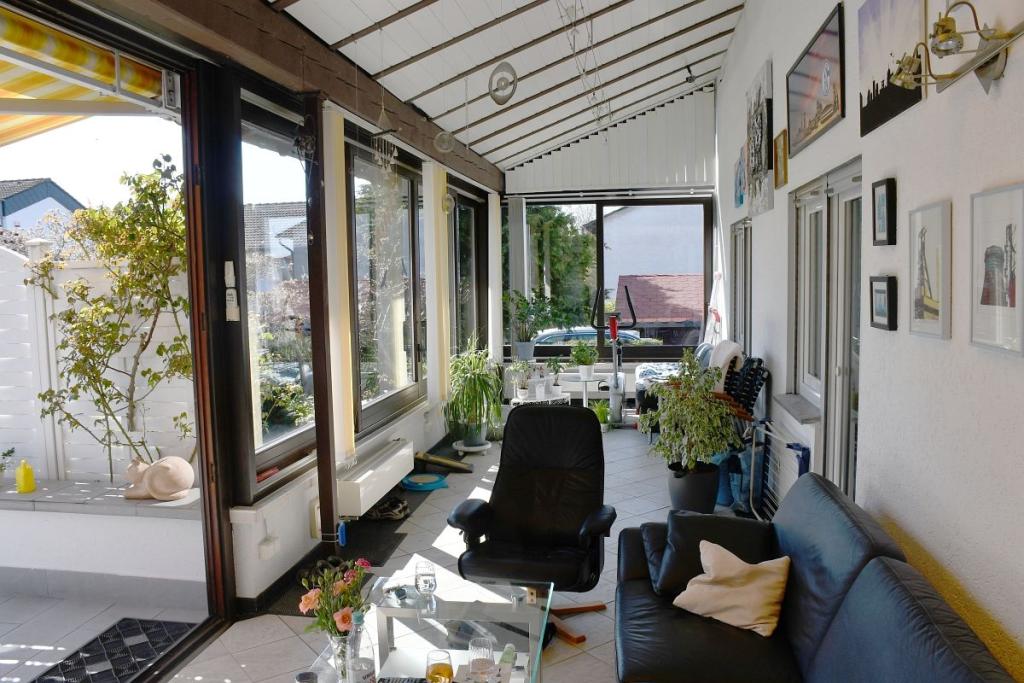 sonniger Wintergarten mit Terrassenzugang