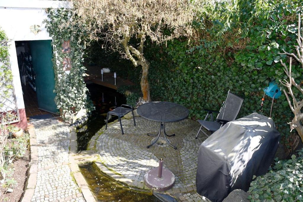 Sitzplatz am Wasserlauf