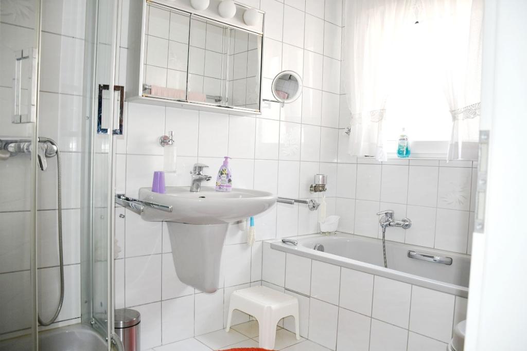 Wohnung EG - Tageslichtbad mit Wanne und Dusche