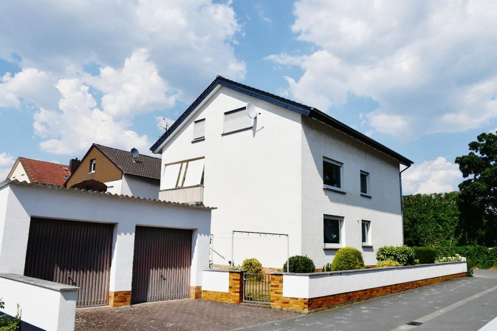 Hausansicht / 2 Garagen