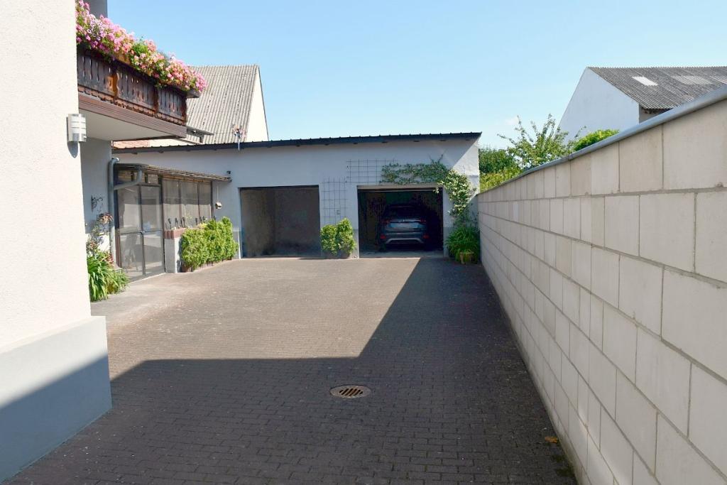 Hofzufahrt, 2 Garagen