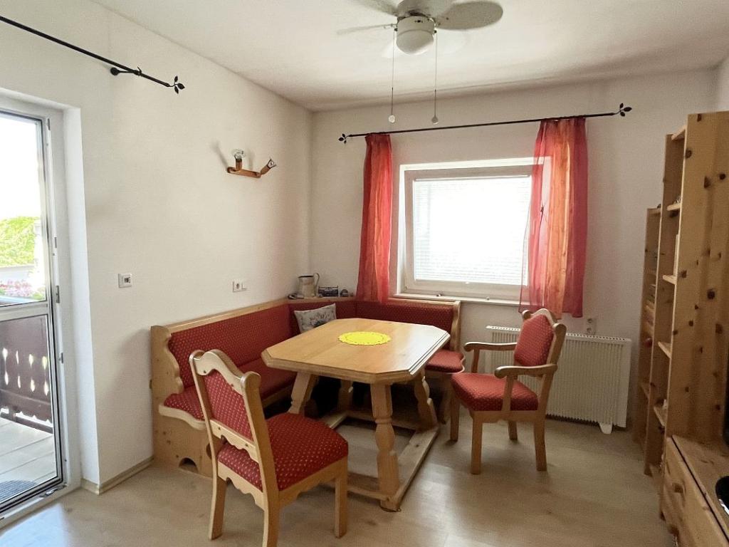 Esszimmer mit Balkonzugang