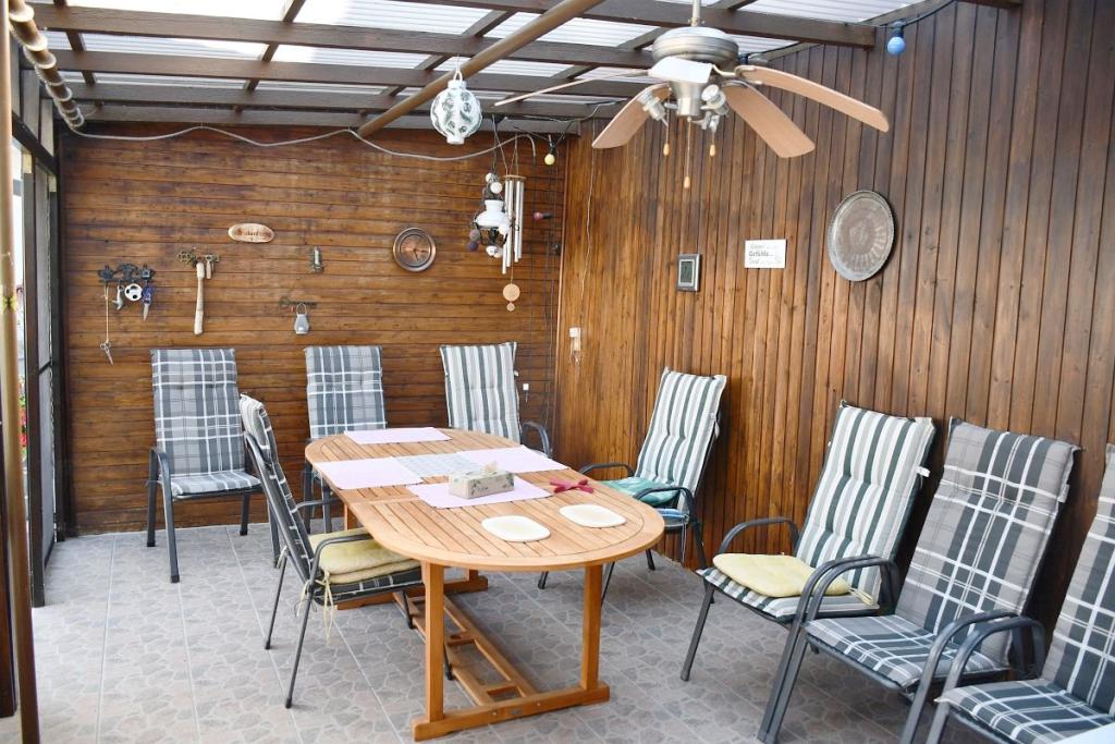 überdachter Sitzbereich im Hof