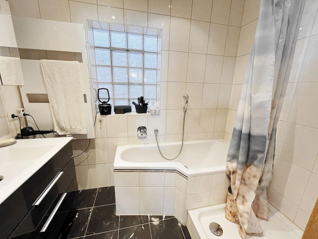 Bad mit Wanne und Dusche