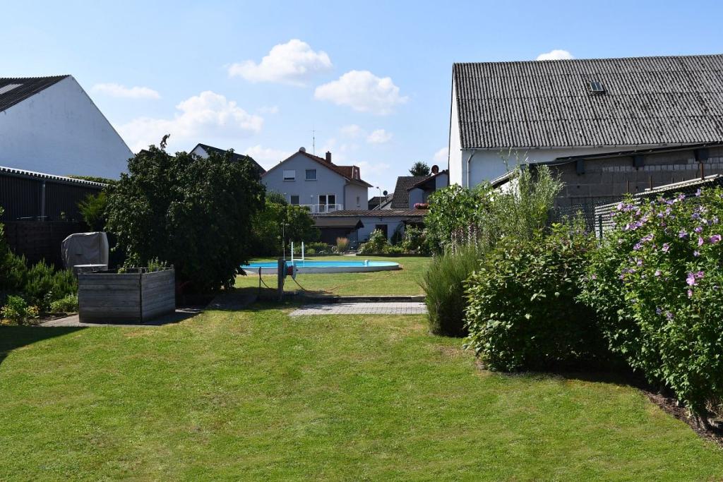 weitläufiger Garten mit Pool