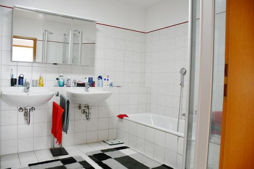 modernes Bad mit Wanne und Dusche