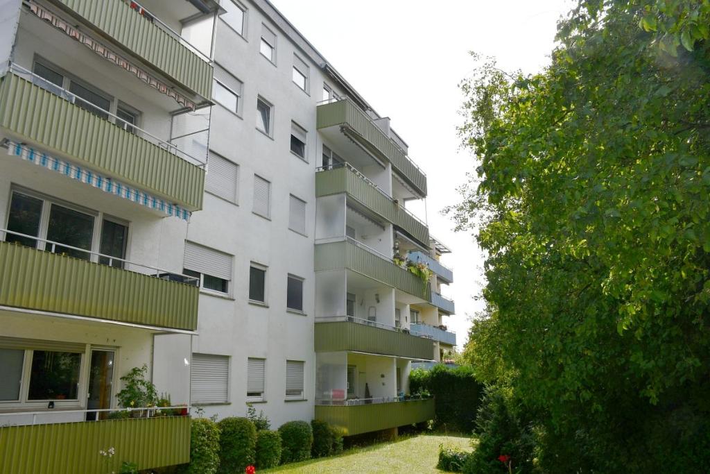 Hausansicht mit Balkonen