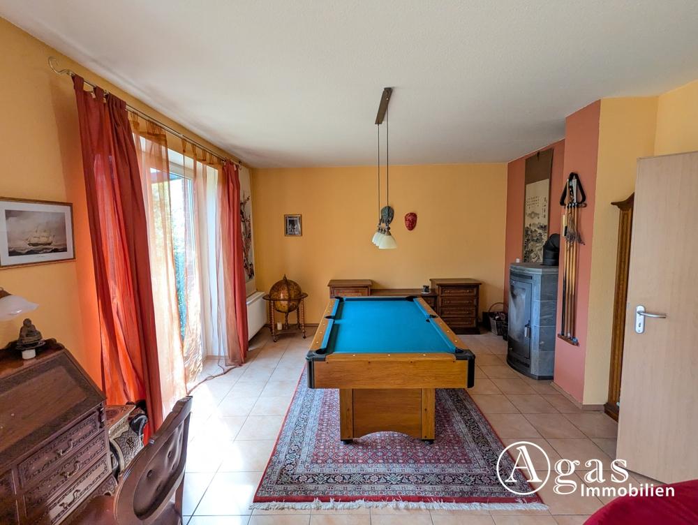 Billiardtisch und Kamin