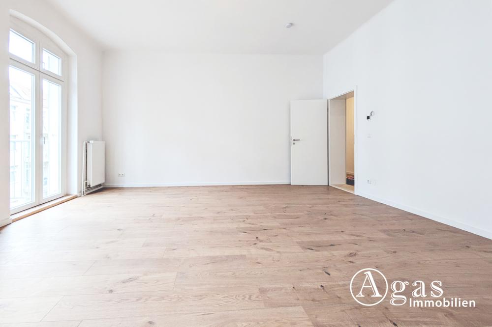 Wohnzimmer mit Balkon