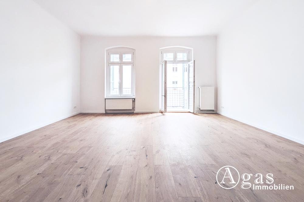 Wohnzimmer mit Balkon