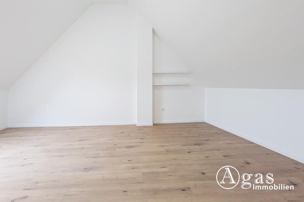 Zimmer 1 OG Schrägen