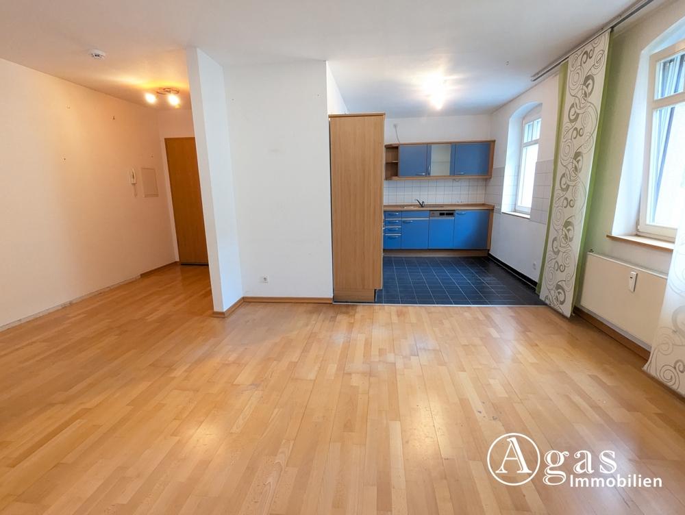 Wohnzimmer mit offener Küche