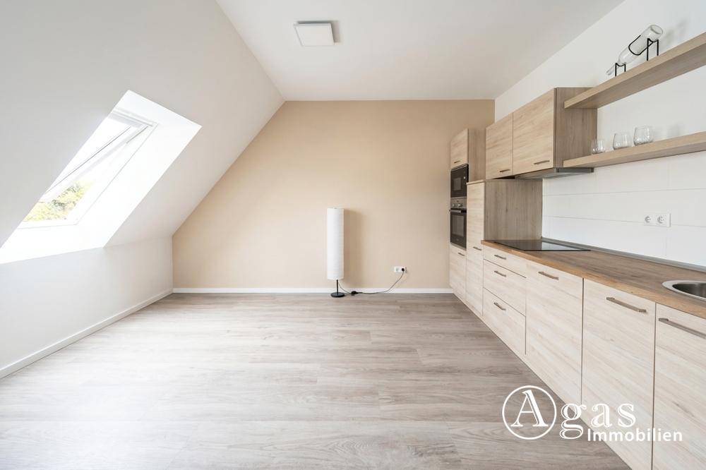 Helle 2-Zimmer-Dachgeschoss-Wohnung mit Wohnküche, Abstellkammer und Fahrstuhl - Foto 1